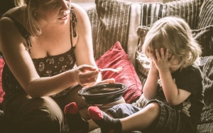 Con tôi mắc tự kỷ thì cho cháu ăn gì, uống gì mau khỏi?