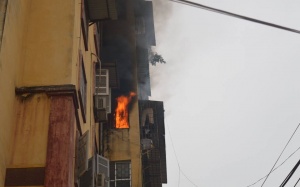 Hà Nội: Căn hộ vắng chủ bốc cháy dữ dội