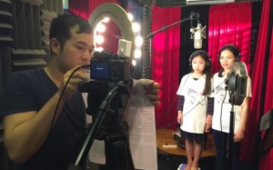 Vợ Trần Lập nắm chặt tay con gái thu âm ca khúc của chồng