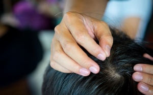 Nhổ tóc bạc: Chưa thấy lợi mà chỉ có hại