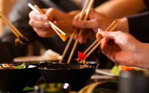 6 cách lựa chọn thức phẩm lành mạnh khi đi ăn hàng