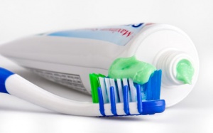 Dùng kem đánh răng nào khi bị nhiệt miệng?