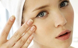 Mụn thịt quanh mắt làm chị em xấu đi