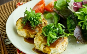 Biến tấu món burger với nhân thịt gà đậu hũ