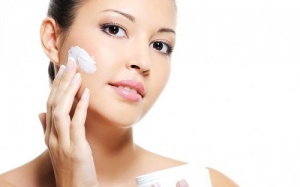 Trong uống ngoài bôi thổi bay vết nám chẳng cần đến spa