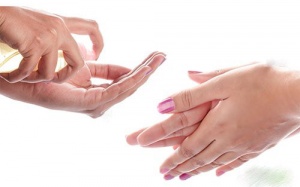 Nguy hiểm: Rối loạn nội tiết tố do lạm dụng nước rửa tay khô