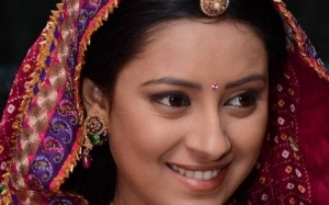 Fan của 'Cô dâu 8 tuổi' treo cổ tự tử theo thần tượng trước mặt con