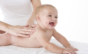 Mẹ cần đọc: Hướng dẫn massage hạ sốt cho trẻ