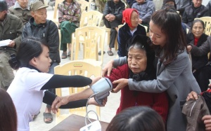 Abipha khám và phát thuốc miễn phí cho người dân Hà Tĩnh