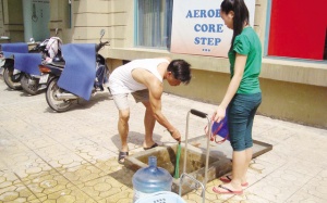 Hà Nội: Biết độc, dân vẫn phải khoan nền nhà lấy nước ăn