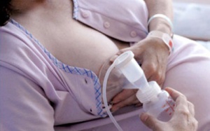 Nguy hiểm gì chực chờ mẹ bầu và bé khi vắt sữa non trước sinh?
