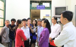 Bộ trưởng Y tế kiểm tra đột xuất 2 bệnh viện lớn, nghe bệnh nhân phàn nàn