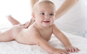 Bố phải làm gì nếu bé bị rôm sảy khi mẹ vắng nhà?