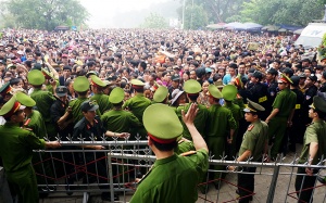 Biển người chen chân dâng hương giỗ Tổ