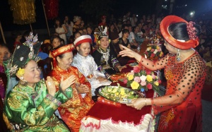 Nghìn người tới xem diễn xướng hầu đồng nhân dịp Quốc giỗ