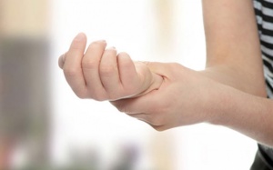 Run tay khi căng thẳng, bực tức có dùng được TPCN Vương Lão Kiện không?