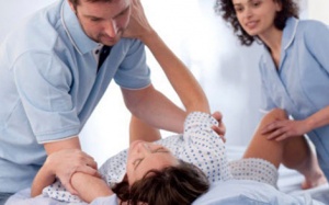 Khổ sở sau sinh vì rối loạn chức năng sàn chậu