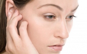 Sốt, nuốt nước bọt đau tai trái là bệnh gì?