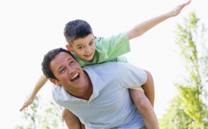 Các bố nên biết: Bé bị rôm sảy nên ăn gì?