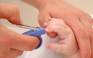 Có nên cắt móng tay cho trẻ sơ sinh?