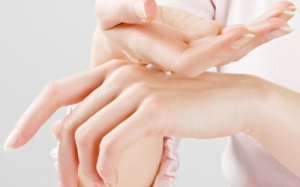 Bí quyết làm trắng da tay trong ngày hè