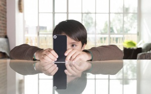 Cảnh báo dùng smartphone nhiều trẻ dễ bị lác mắt!