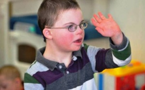 Trẻ chậm phát triển trí tuệ: Đặc trưng mẹ cần biết