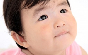 Làm gì khi trẻ bị đục thủy tinh thể bẩm sinh?