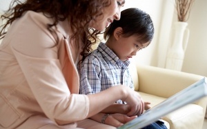 Con chậm nói có phải là chậm phát triển và tự kỷ?