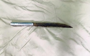 Dao nhọn đâm sâu 4 cm vào đầu thai phụ