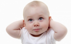 Bé 8 tháng tuổi mọc ít tóc, phải làm sao?