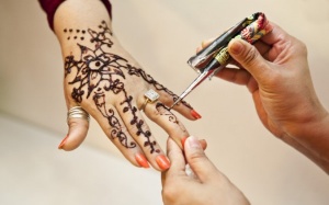 Đi du lịch: Tránh xa xăm hình bằng mực henna màu đen