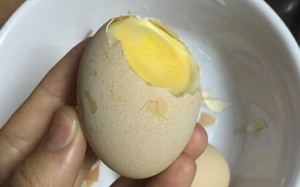 Lạ Hà thành: Trứng gà ung bồi bổ đắt khách