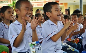 80.000 ly sữa được trao cho 800 học sinh nghèo hiếu học