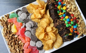 Sai lầm cực lớn của cha mẹ: Cấm con ăn bim bim, bánh kẹo và uống nước ngọt có ga