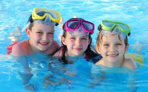 Đi bơi ngày nắng đúng cách để trẻ không ốm