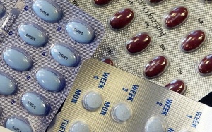 Bốc hỏa, mất ngủ, loãng xương: Có nên dùng hormone thay thế?