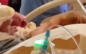 Khoảnh khắc sinh con được truyền trực tiếp lên Facebook