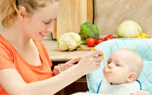 Mẹ thông thái biết lựa chọn thời điểm ăn dặm đúng cho con