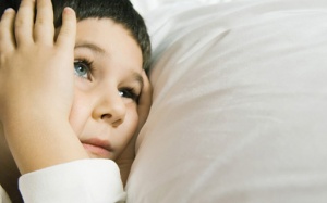 Do đâu trẻ bị đau đầu buổi sáng?