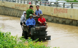 'Giải cứu'người dân khỏi 'ốc đảo' một ngày sau mưa ngập