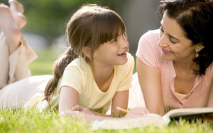 Cách chia sẻ với con gái về những ngày 'đèn đỏ' đầu tiên