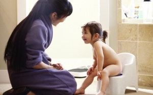 Tập 'xi tè' sớm cho bé lợi hay hại?