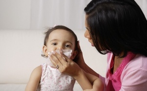 Con bị sổ mũi lâu hết là tại mẹ chăm sai cách