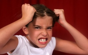 Trẻ tự kỷ muốn nói điều gì qua những “hành vi phá hoại”?