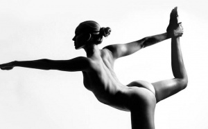 Cô gái Mỹ bí ẩn gây sốt cộng đồng mạng nhờ khoả thân tập yoga