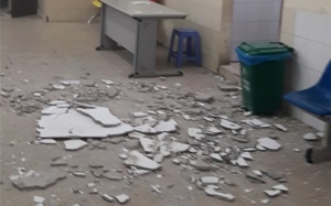 Đưa con đi dạo, bà mẹ bị vữa trần nhà Bệnh viện Nhi Trung ương rơi trúng đầu