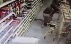 Người đàn ông lạ mặt táo tợn giật lấy bé gái 13 tuổi khỏi mẹ trong siêu thị