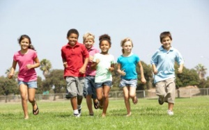 Những điều tuyệt đối không cho bé làm khi đi ngoài trời nắng về