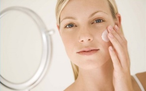 Có nên trang điểm khi bị mụn trứng cá?